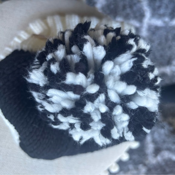 MICHAEL KORS Black and White Pom-Pom Toboggan Hat Beanie Skull Cap Winter Wear - Picture 4 of 5
